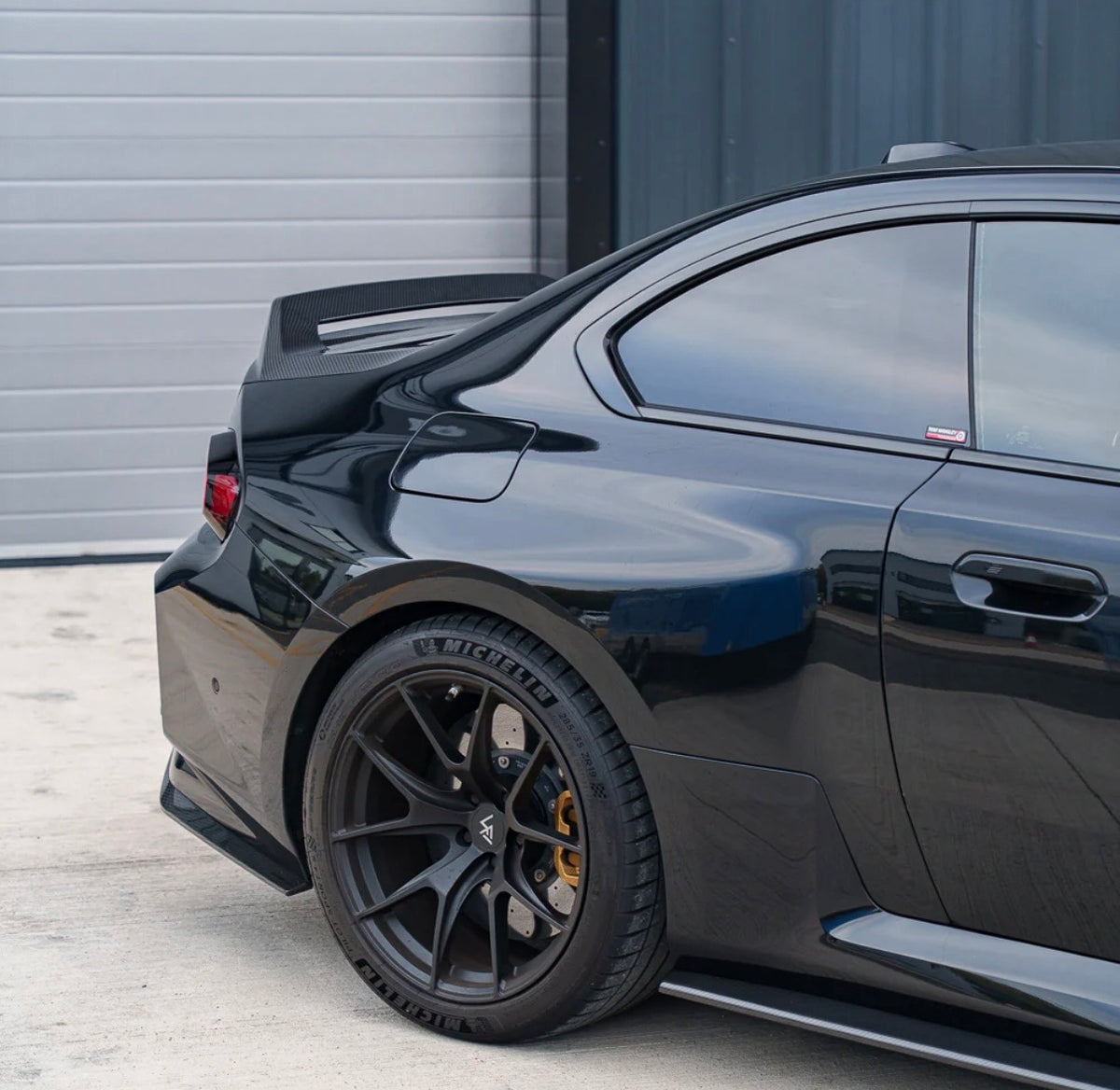 CPG+ V2 Carbon Kofferraumdeckel passend für BMW M2 G87 und BMW 2er G42 – seitliche Detailansicht der integrierten Spoilerform