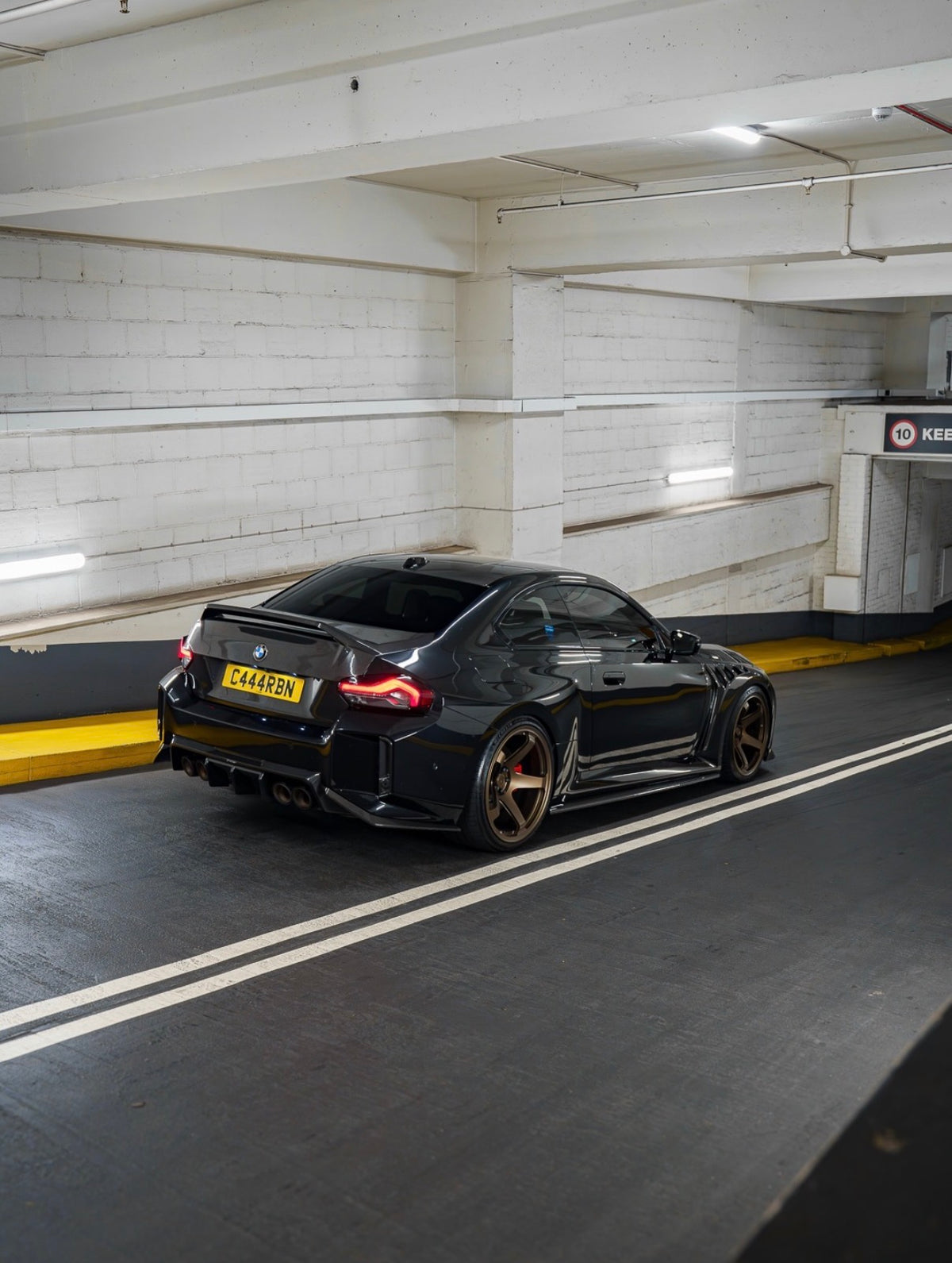 BMW M2 G87 mit CPG+ V2 Dry-Carbon Kofferraumdeckel – sportliche Heck-Seitenansicht mit integrierter Carbon-Spoilerform
