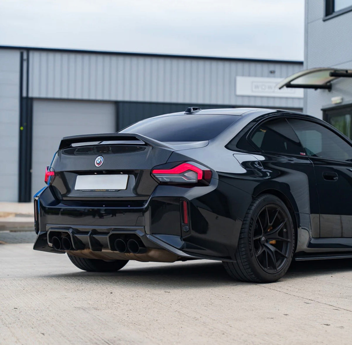 BMW M2 G87 mit CPG+ V2 Carbon Kofferraumdeckel – Heck-Seitenansicht mit markantem Motorsport-Design und Carbon Body Kit
