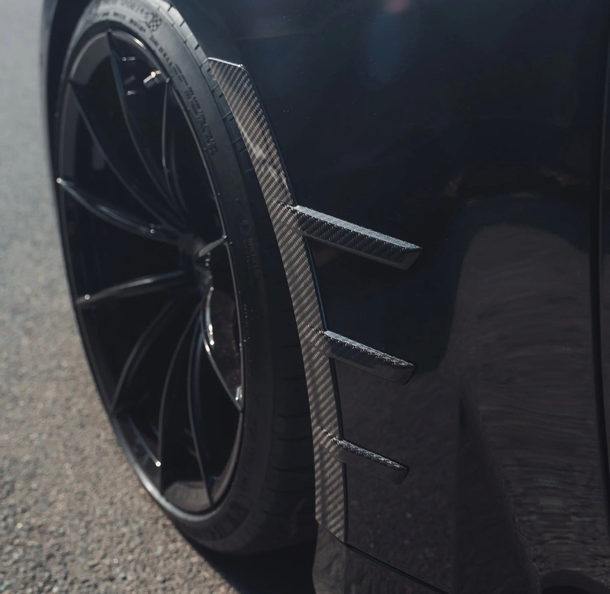 CPG + V2 Carbon Kotflügelverbreiterung montiert am vorderen Radlauf des BMW M2 G87