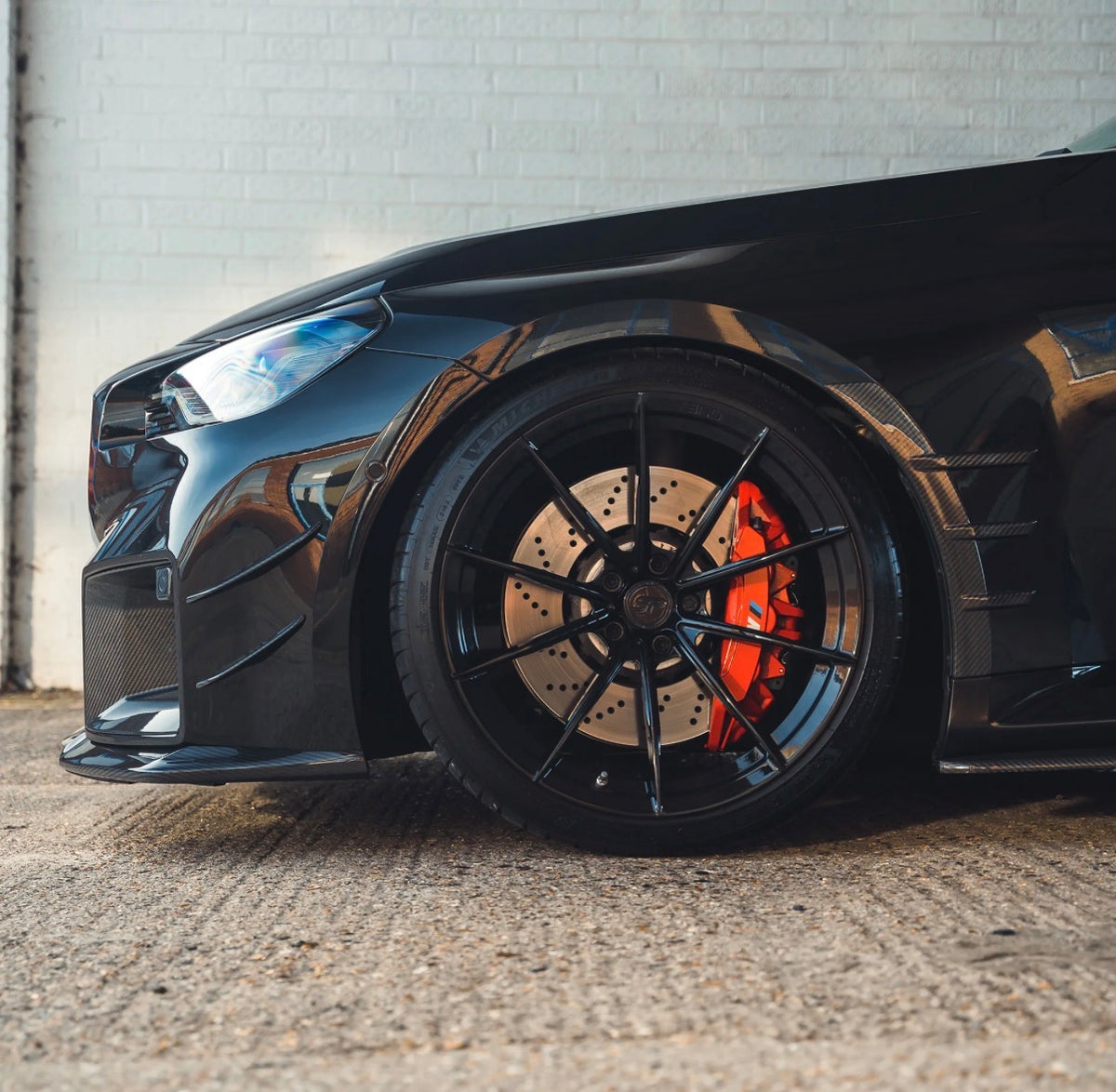 BMW M2 G87 V2 Kotflügelverbreiterung aus Dry-Carbon mit sportlichen Finnen