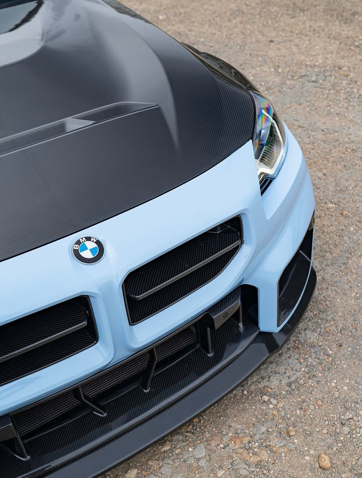 Detailansicht der Dry-Carbon Lufteinlässe am BMW M2 G87