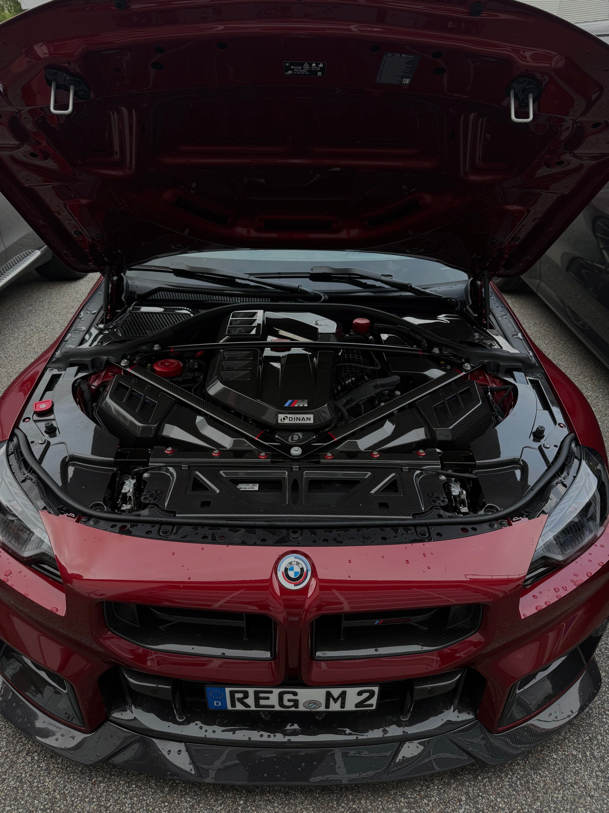 CPG+ V3 Domstrebe aus Dry-Carbon im BMW M Motorraum mit V-förmiger Strebenkonstruktion