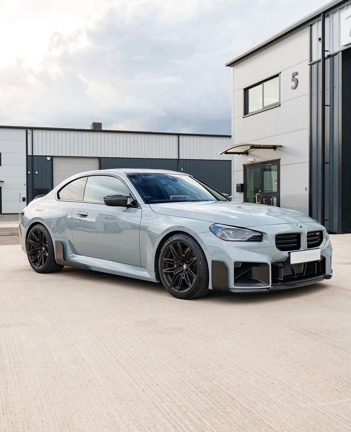BMW M2 G87 mit MP V10 Dry-Carbon Frontlippe in Weiß