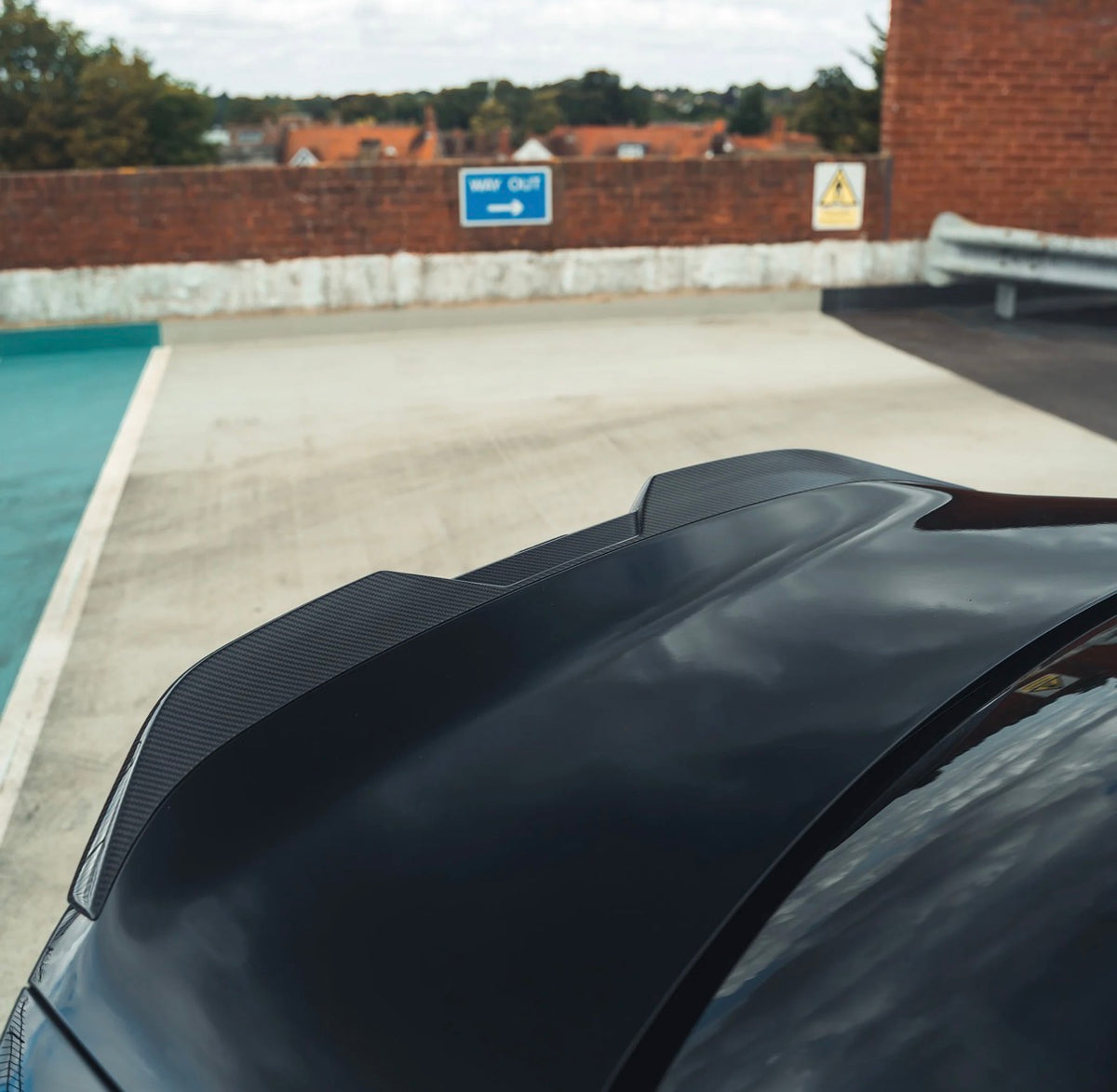Detailaufnahme des MP V2 Carbon Heckspoilers auf dem Kofferraumdeckel eines BMW M2 G87