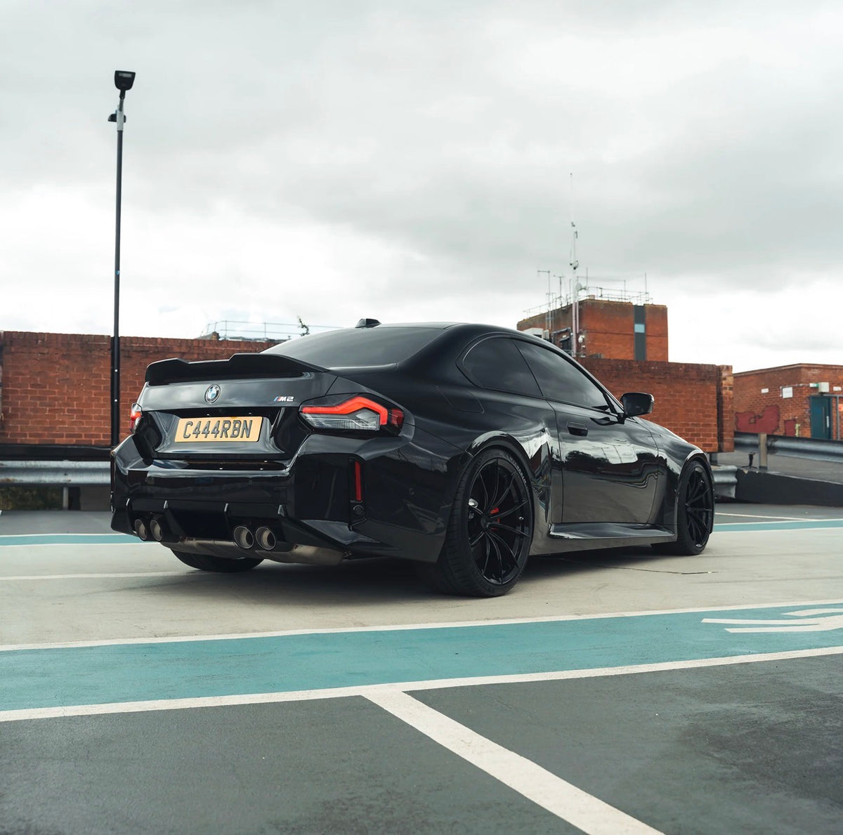 Schwarzer BMW M2 G87 mit montiertem MP V2 Carbon Heckspoiler