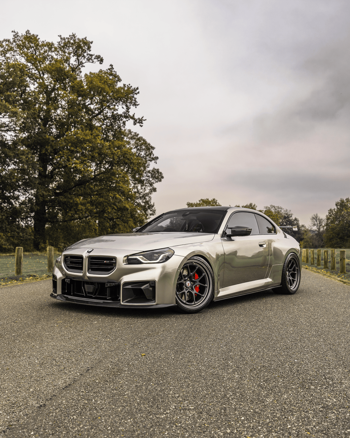 BMW M2 G87 mit V5 Prepreg Dry-Carbon Lufteinlässen in der Frontansicht