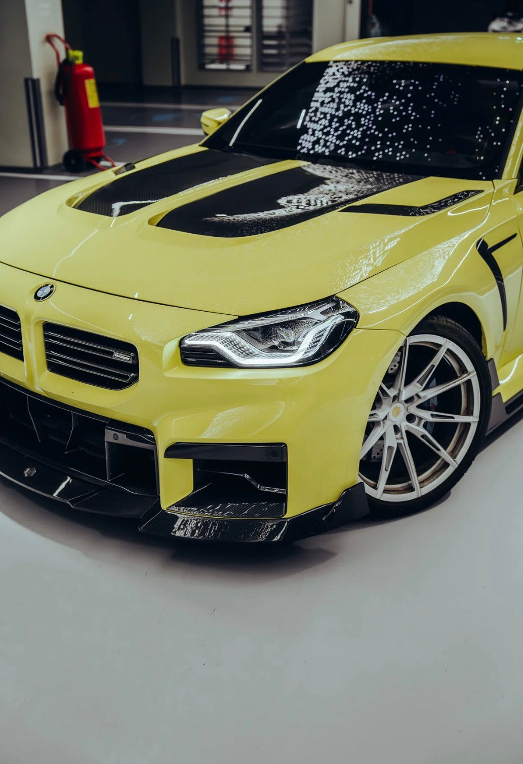 BMW M2 G87 Front mit RV V1 Dry-Carbon Aero-Lufteinlässen