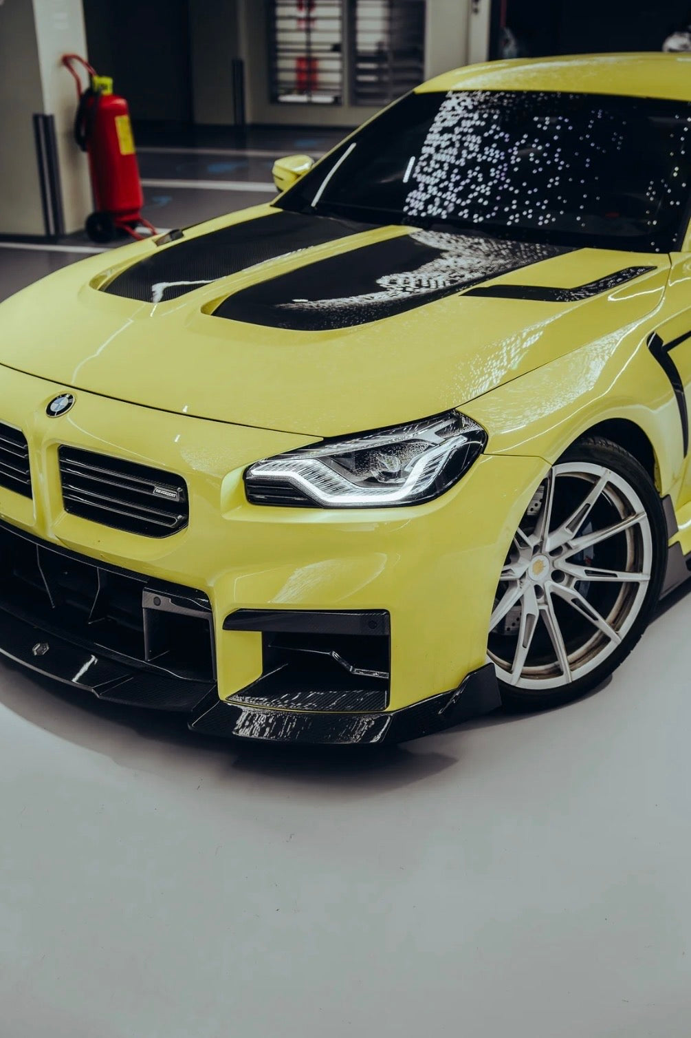 BMW M2 G87 mit CPG + RV V1 Carbon Lufteinlässen in Frontansicht