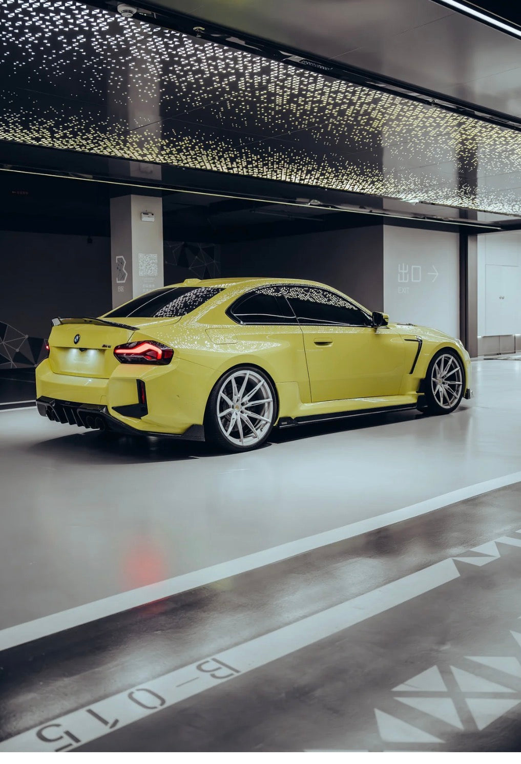 BMW M2 G87 mit sportlichen CPG + RV V1 Dry-Carbon Seitenschwellern