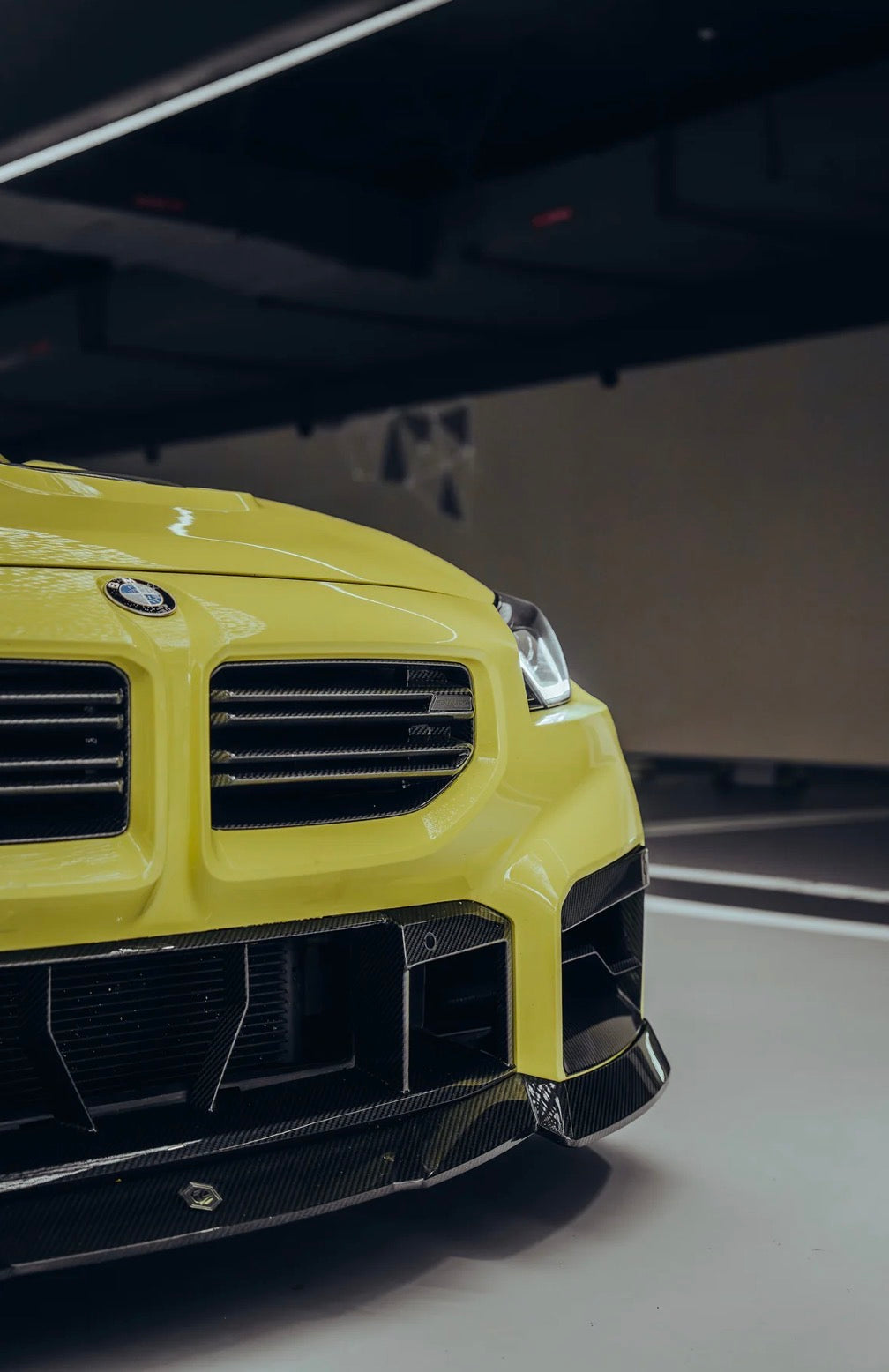 Detailansicht des RV V1 Carbon Frontgrills mit horizontalen Lamellen am BMW M2 G87.