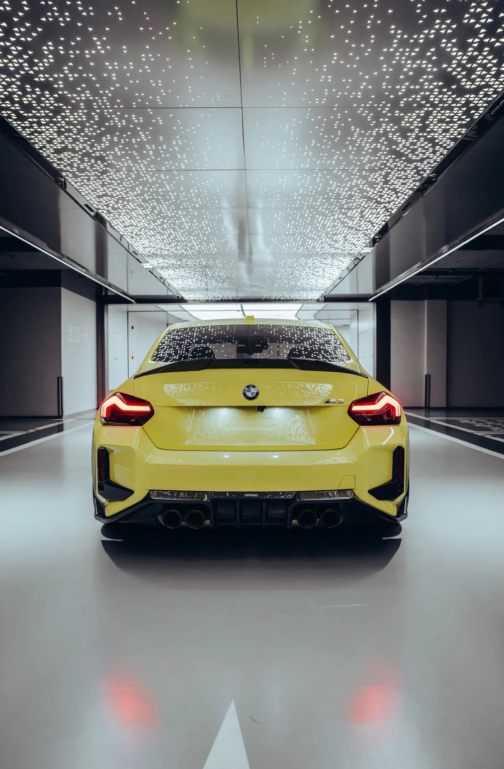 Gelber BMW M2 G87 mit RV V1 Carbon Heckspoiler – sportliche Heckansicht