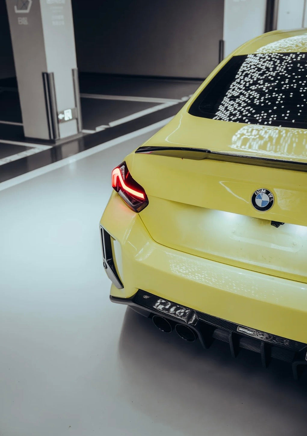BMW M2 G87 in Gelb mit CPG + RV V1 Dry-Carbon Heckspoiler – seitliche Heckansicht