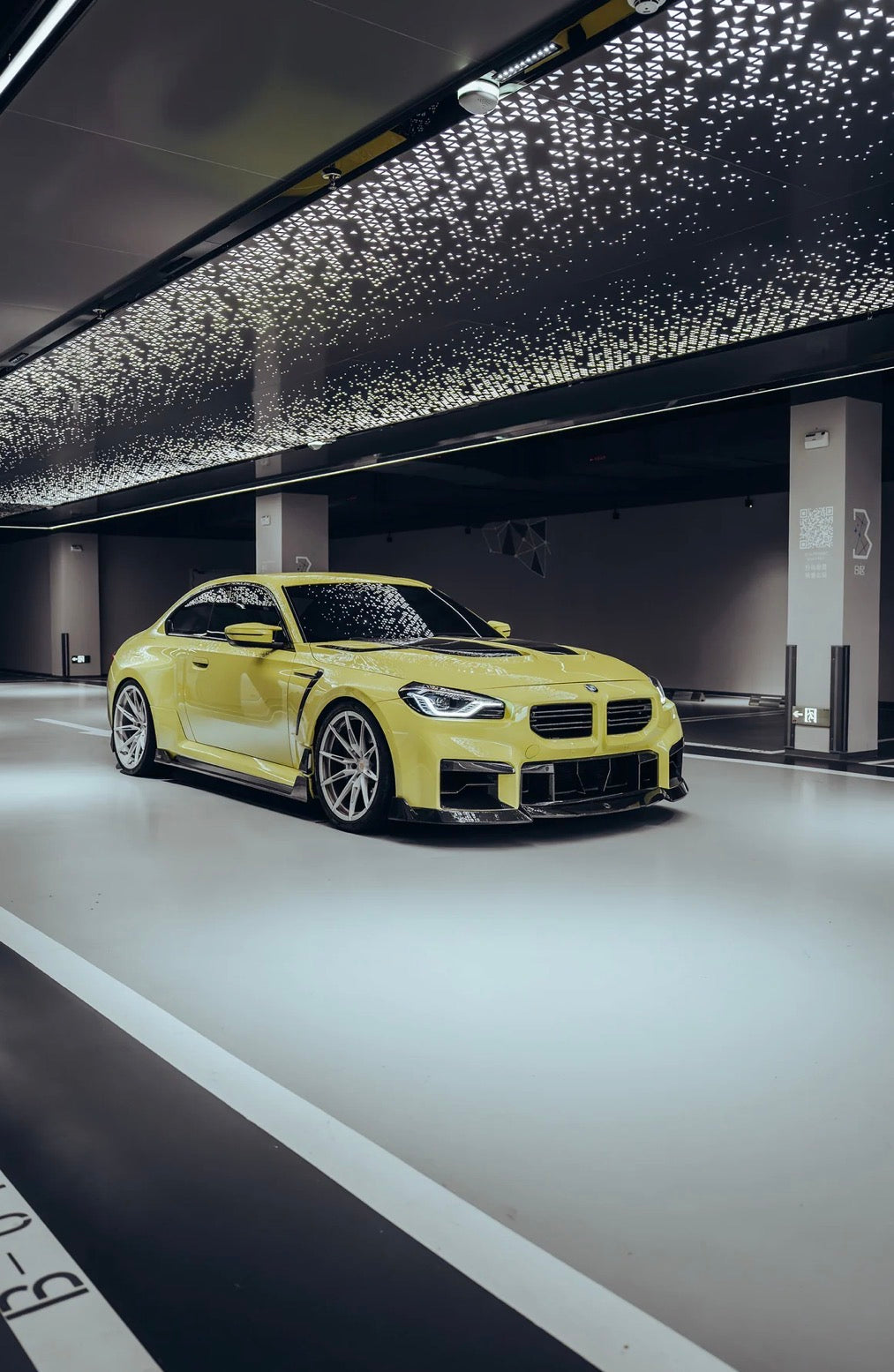 Gelber BMW M2 G87 mit RV V1 Dry-Carbon Kotflügeln – Frontansicht