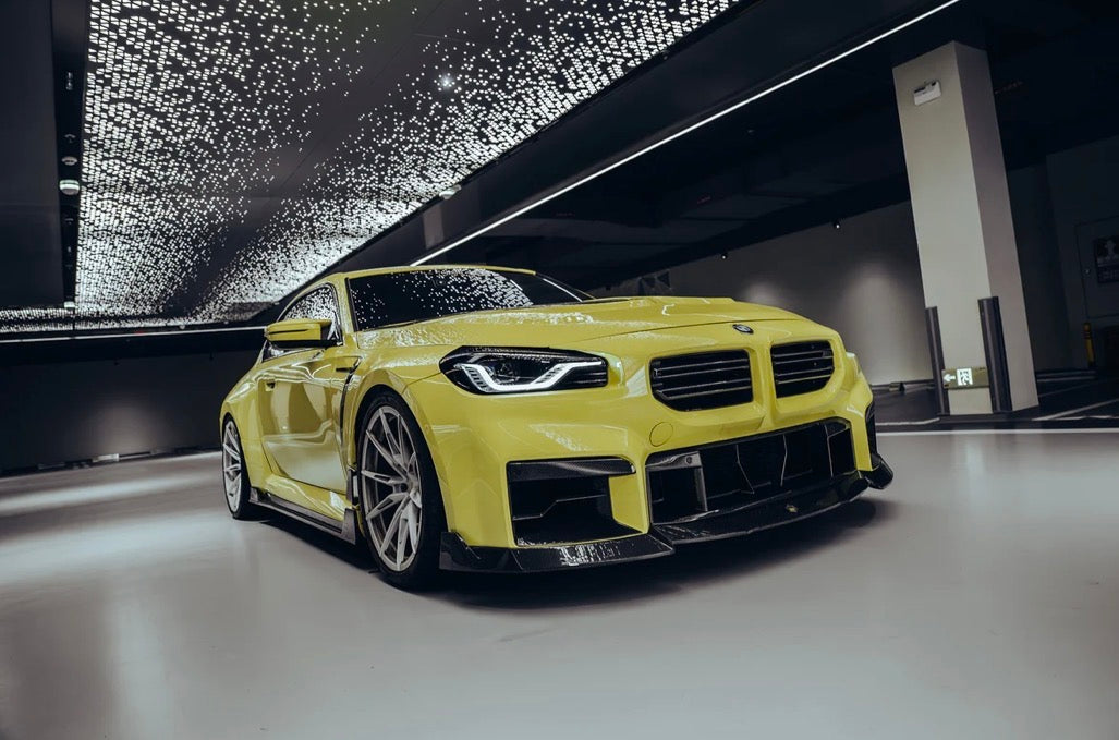 BMW M2 G87 Heckansicht mit RV V1 Carbon Seitenschwellern und sportlichem Design