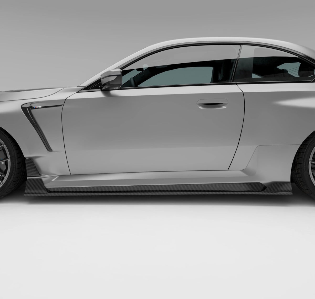 Silberner BMW M2 G87 mit CPG + RV V1 Carbon Seitenschwellern