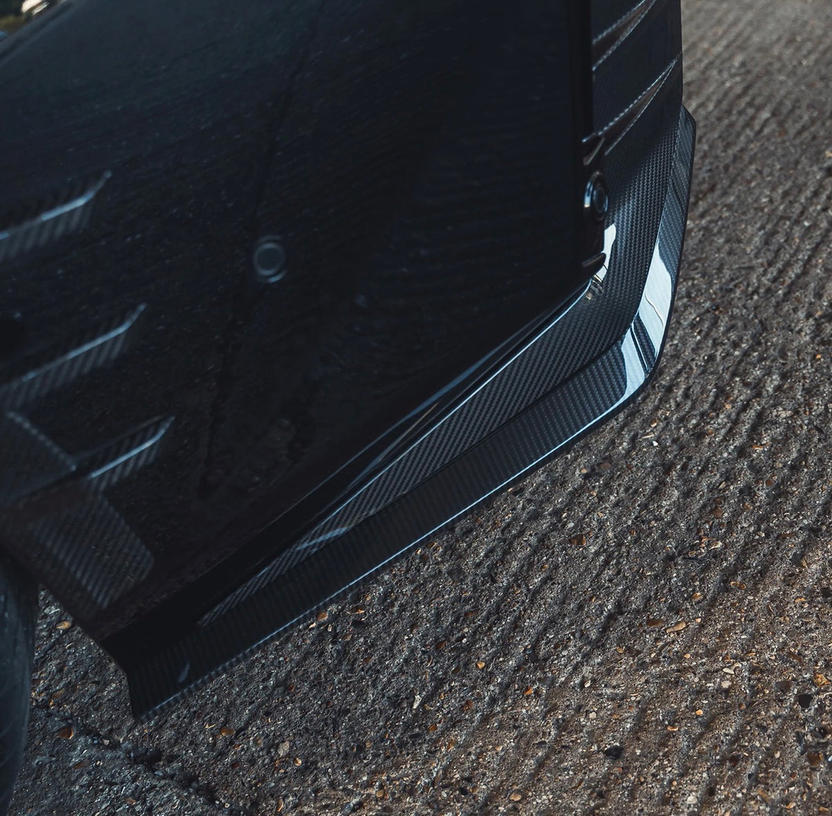 Montierte V2 Dry-Carbon Heckstoßstangen-Ecken am BMW M2 G87