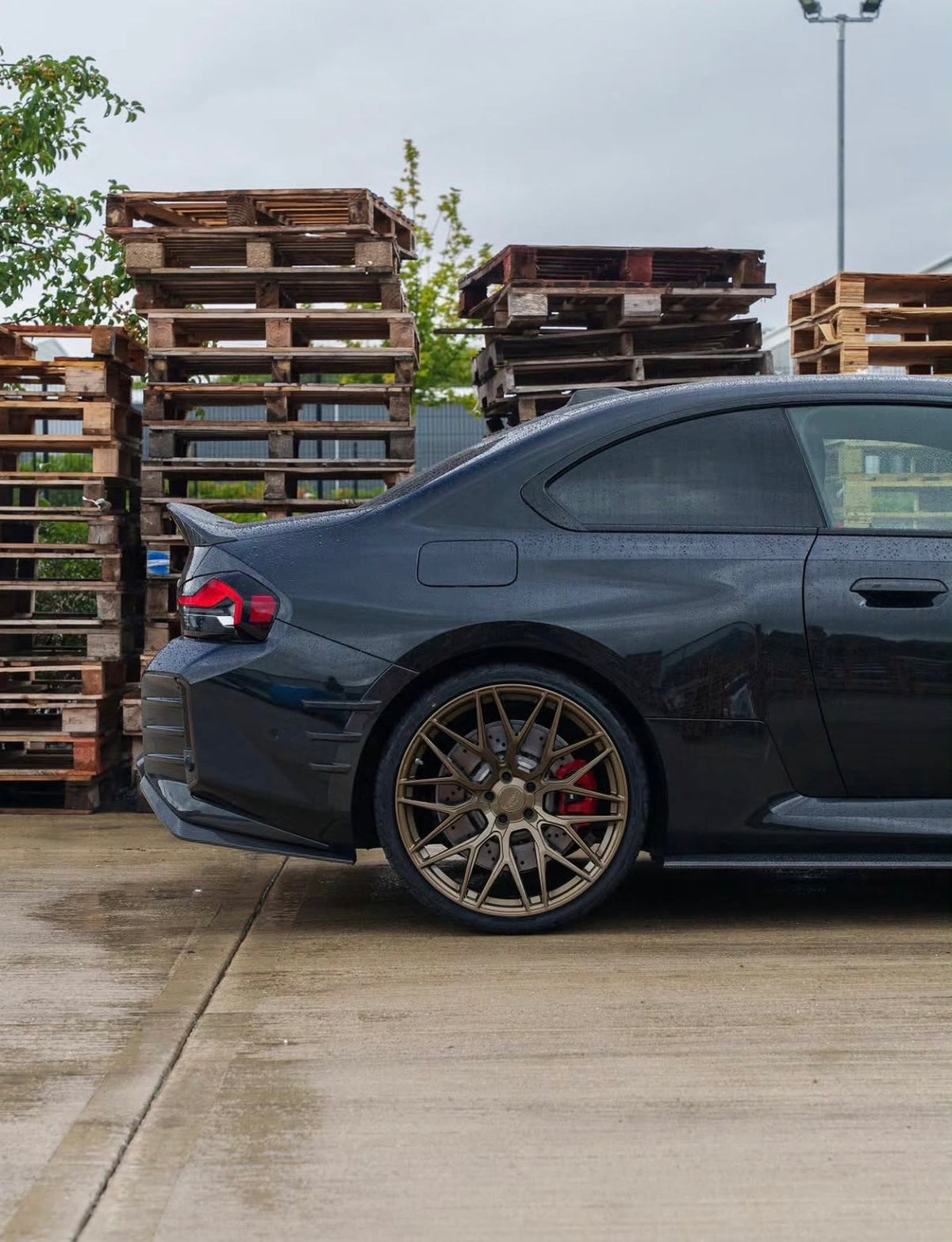 BMW M2 G87 Seitenansicht mit Carbon Heckstoßstangen-Ecken V2