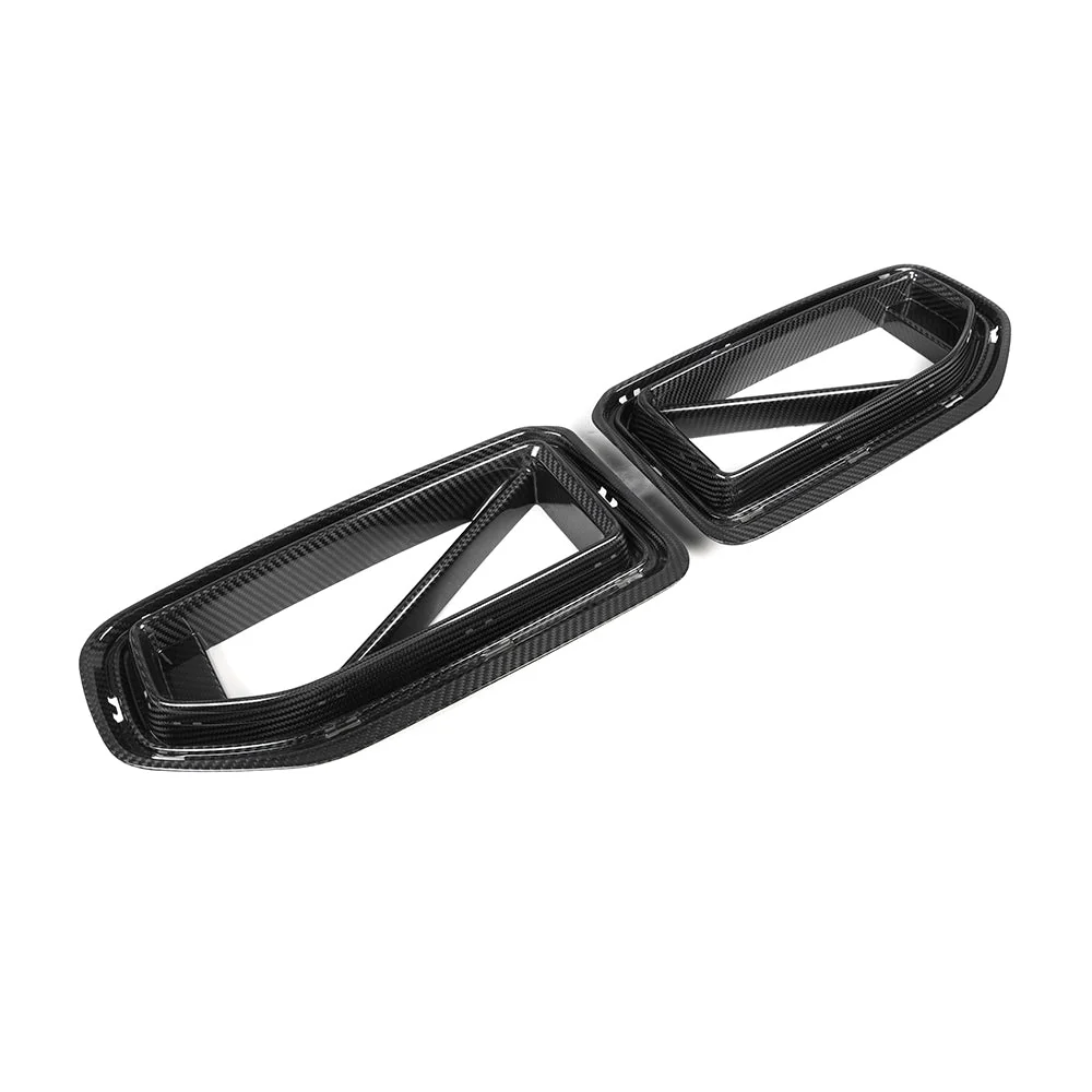 Seitliche Produktansicht des CPG + V3 Frontgrills aus Dry-Carbon für BMW M2 G87 Coupé.