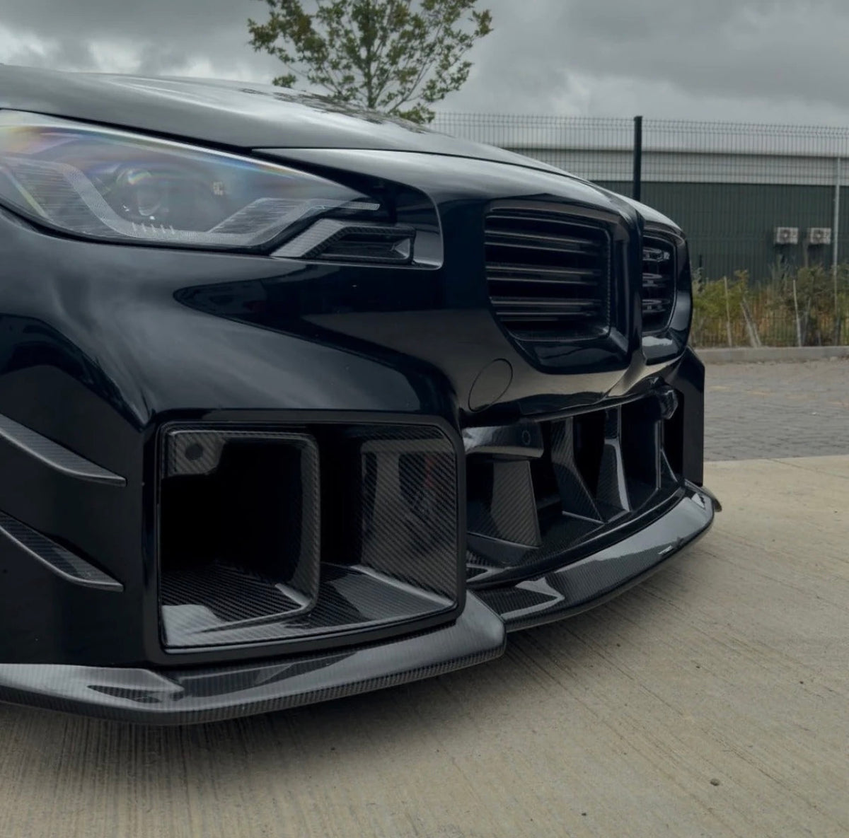 Detailansicht der CPG + V3 Lufteinlässe an der BMW M2 G87 Front