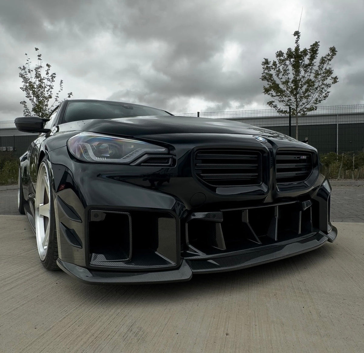 BMW M2 G87 Coupé mit CPG + V4 Dry-Carbon Frontstoßstangeneinsatz im hauseigenen Performance-Design.