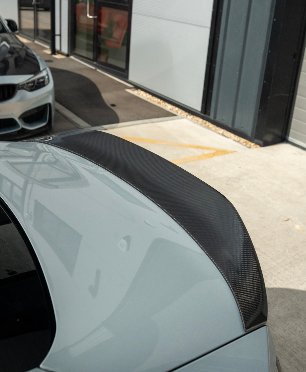 Detailaufnahme des CPG + V4 Carbon Heckspoilers mit hauseigenem Design von CAR THINGS LTD
