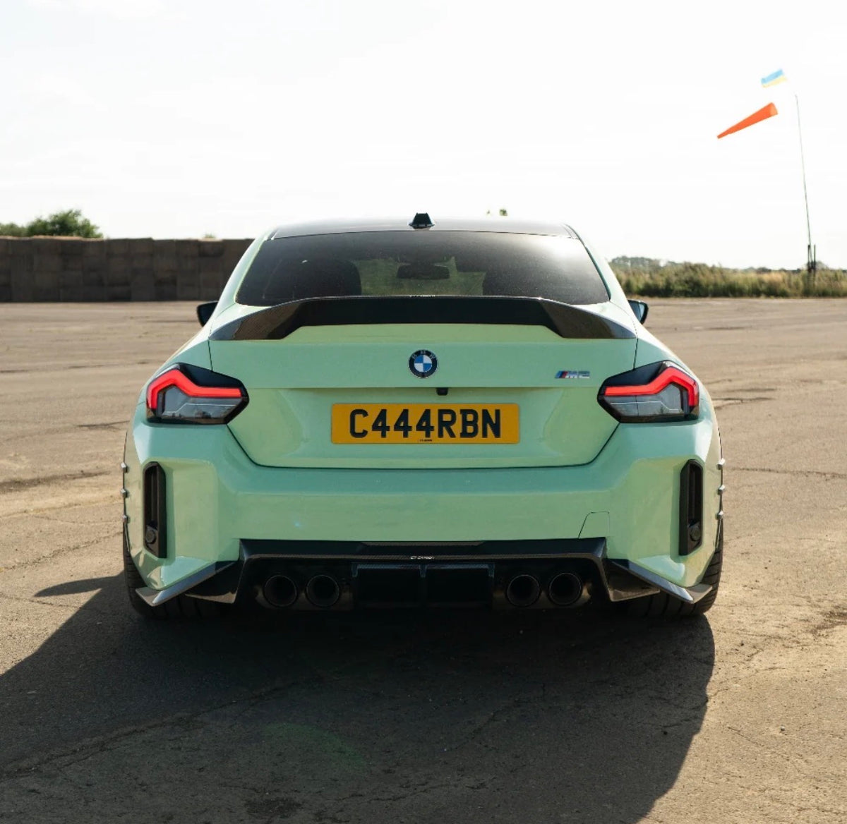 Grüner BMW M2 G87 mit CPG + V4 Carbon Heckspoiler in direkter Heckansicht
