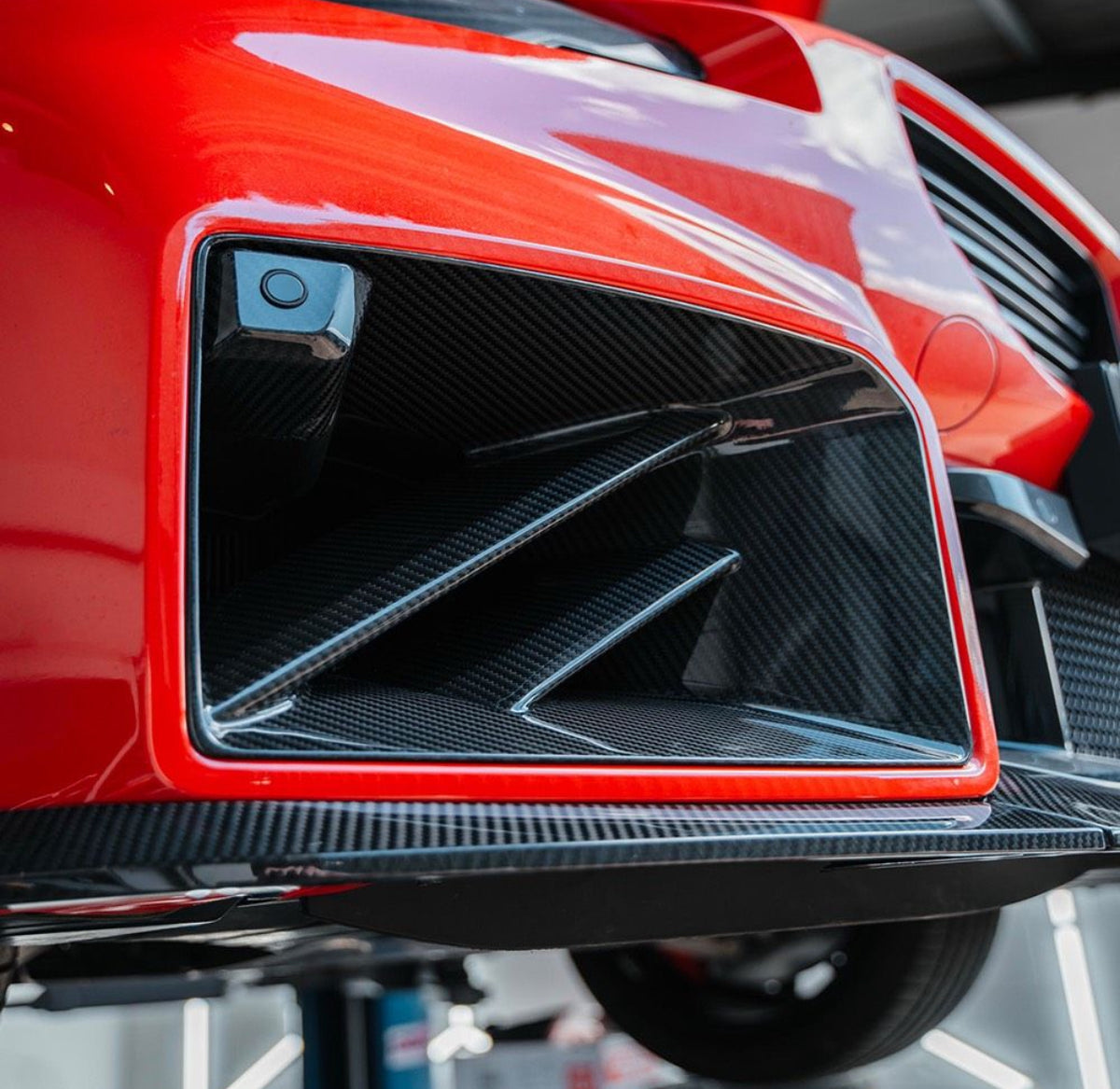 BMW M2 G87 mit montiertem CPG + V4 Carbon Lufteinlass
