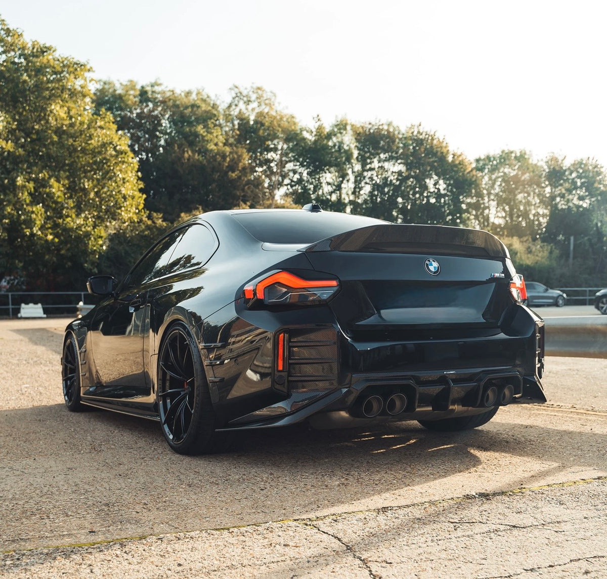 Schwarzer BMW M2 G87 mit V4 Dry-Carbon Heckspoiler und sportlicher Heckgestaltung