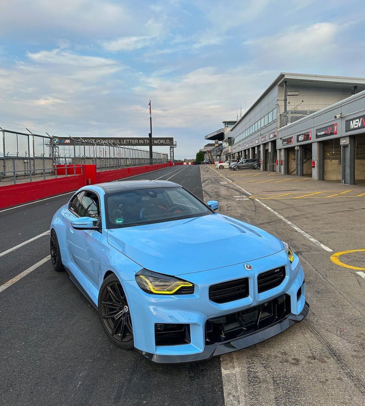 BMW M2 G87 mit V9 Dry-Carbon Frontlippe Frontansicht