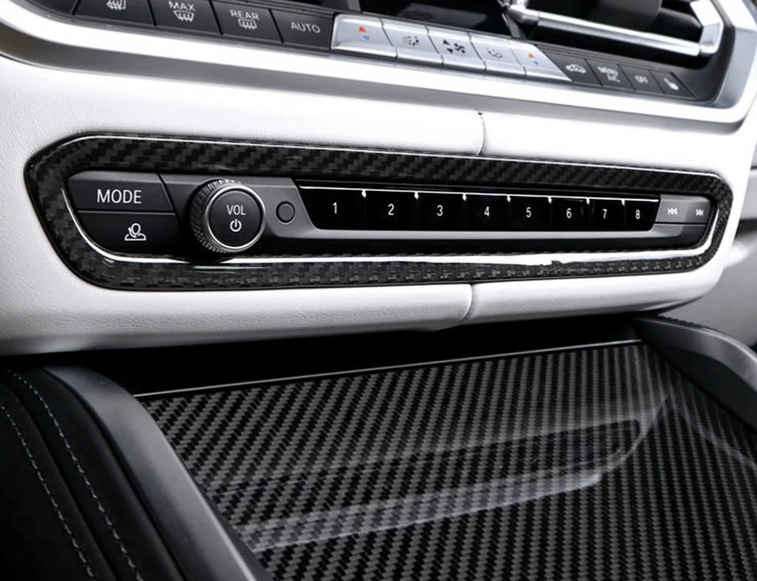 BMW M3 G80 Carbon Bedienelemente-Umrandung an der Armaturentafel aus hochwertigem Echt-Dry-Carbon