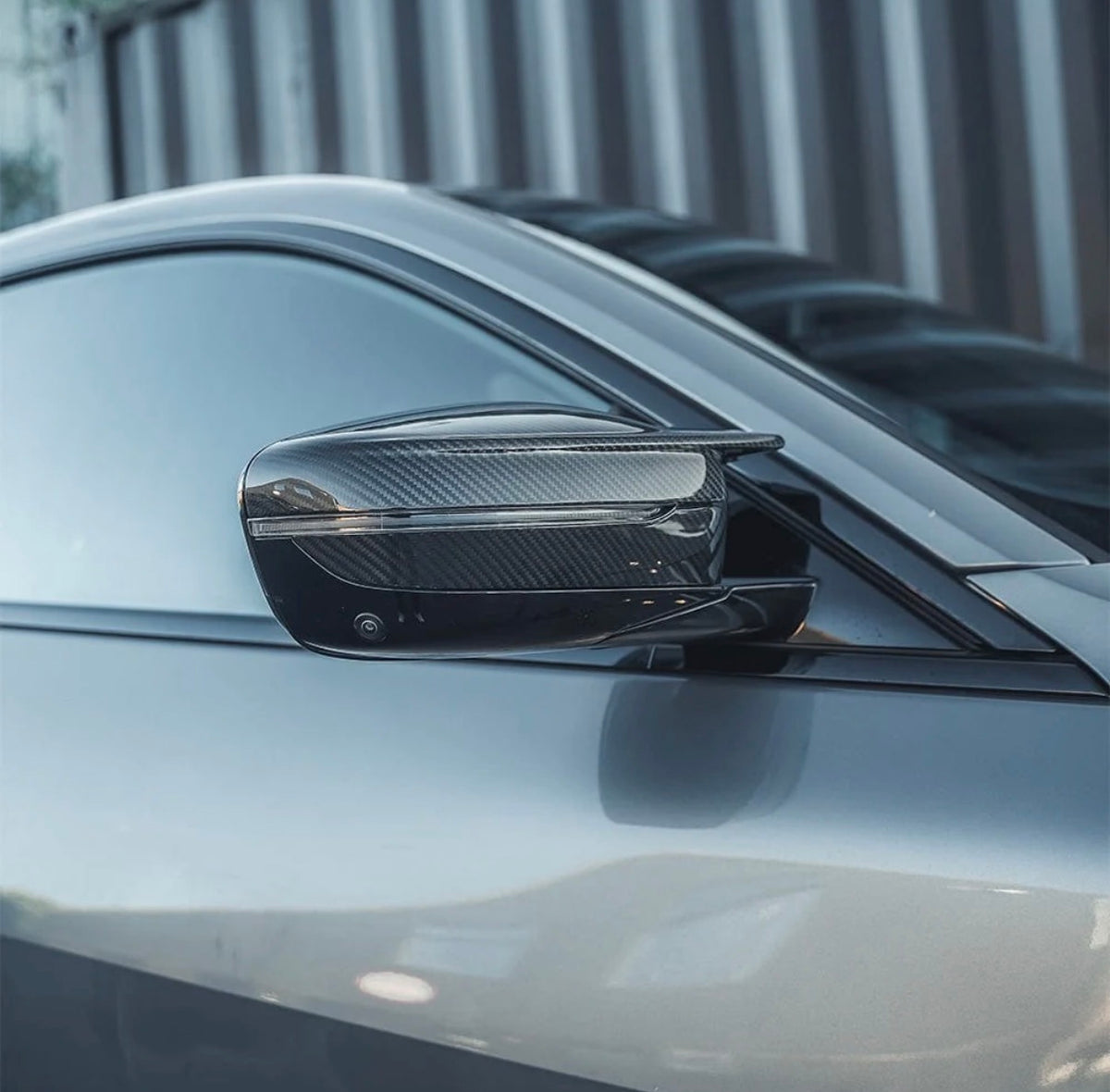 BMW M3 G80 CPG+ V1 Dry-Carbon Spiegelkappe – seitliche Ansicht mit Carbonstruktur