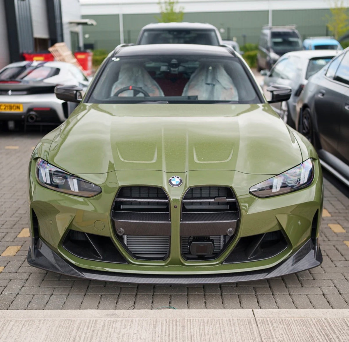 BMW M3 G80 mit CPG+ V4 Dry-Carbon Kühlergrill in sportlicher Frontansicht