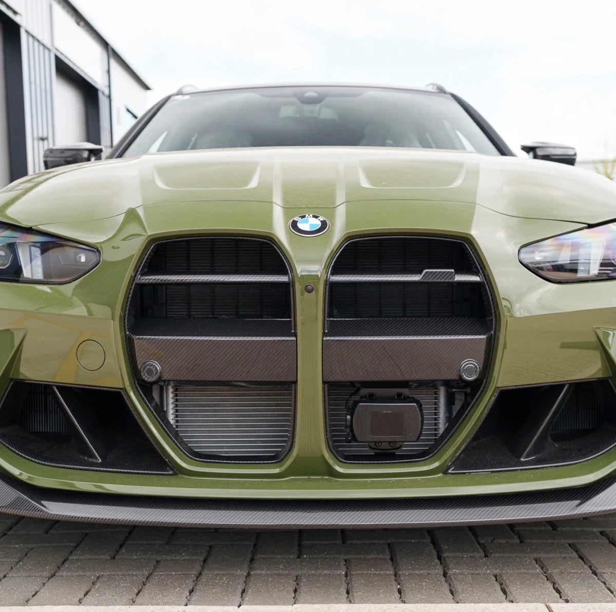 Nahaufnahme des CPG+ V4 Carbon Kühlergrills am BMW M3 G80