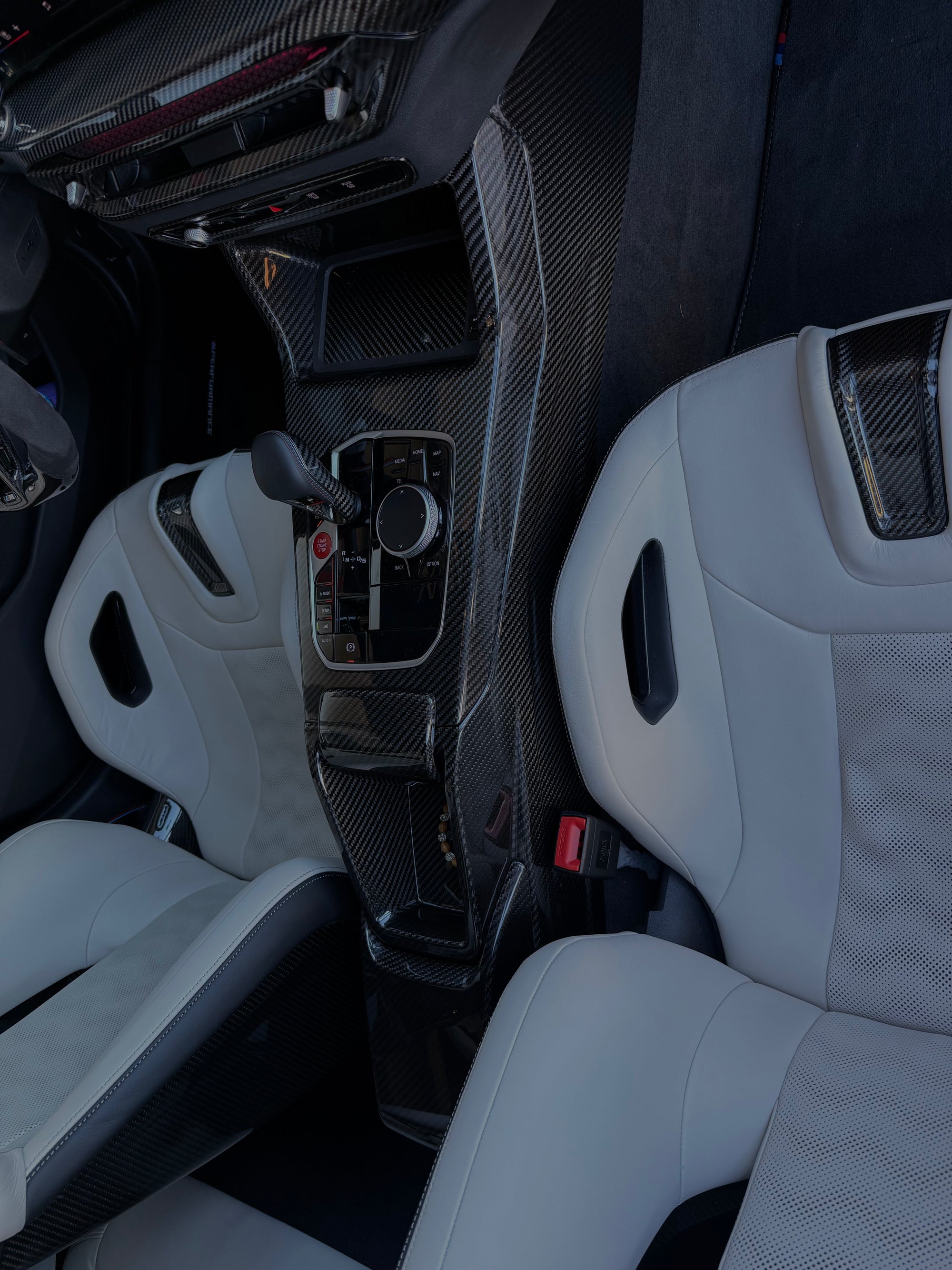 BMW M3 G80 Dry-Carbon Mittelkonsole mit sportlicher Carbonstruktur