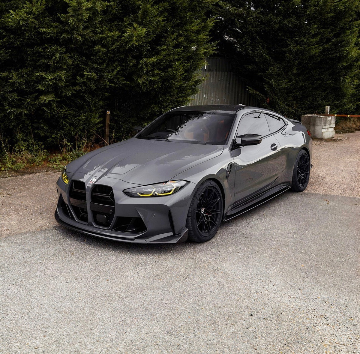 Grauer BMW M3 G80 mit CPG+ V3 CS Dry-Carbon Frontlippe in sportlicher Fahrzeugansicht