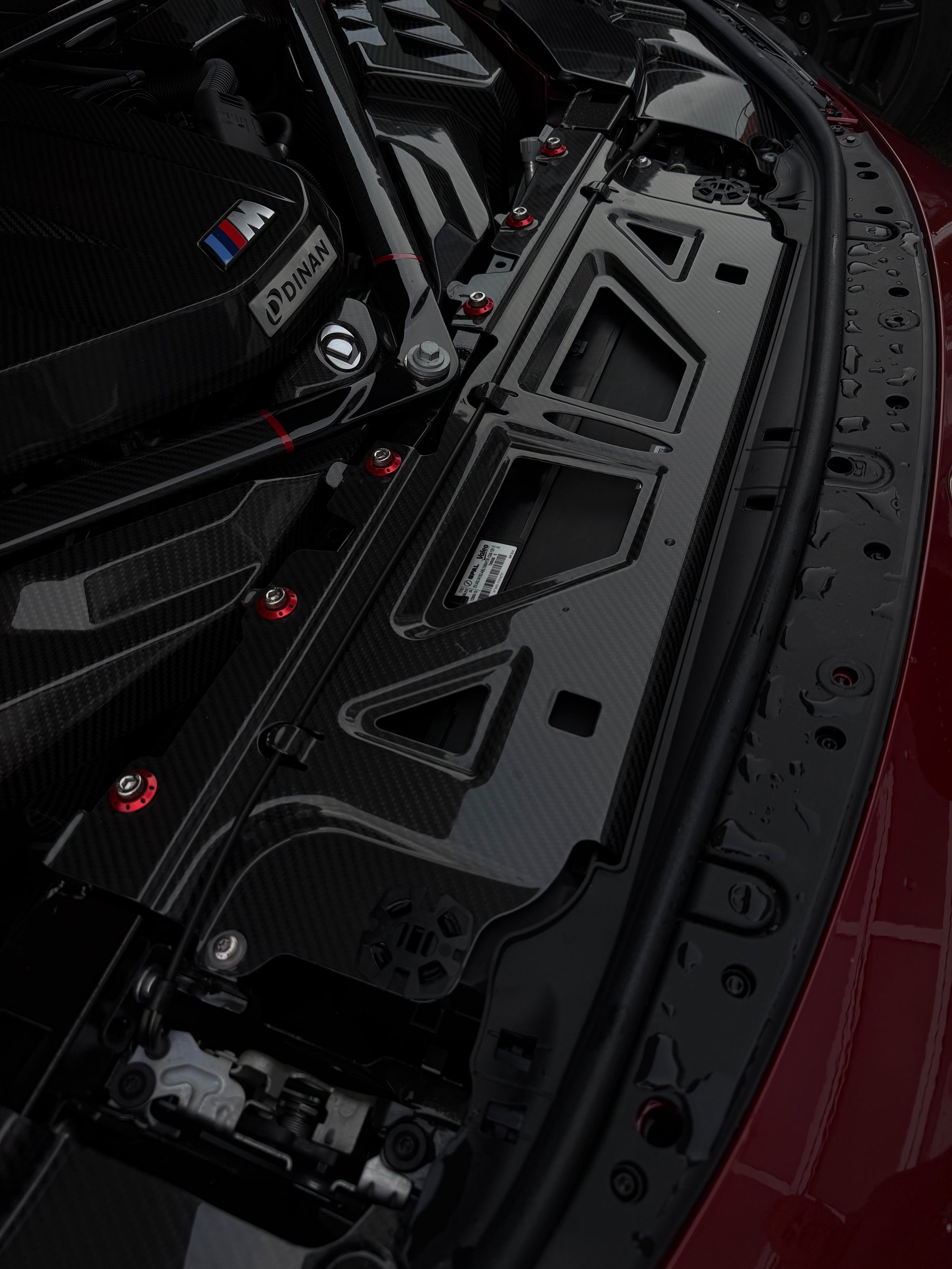 CPG+ V3 Carbon Domstrebe für BMW M2 G87 M3 G80 G81 und M4 G82 G83 – Motorraum Detailansicht