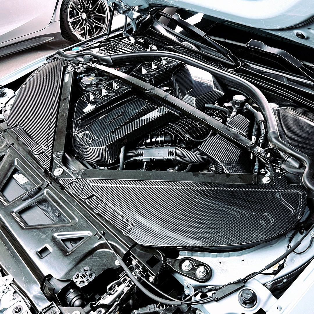 CPG+ V2 Dry-Carbon Lufteinlassabdeckung im eingebauten Zustand – Detailansicht der Carbon-Abdeckungen im BMW M Motorraum