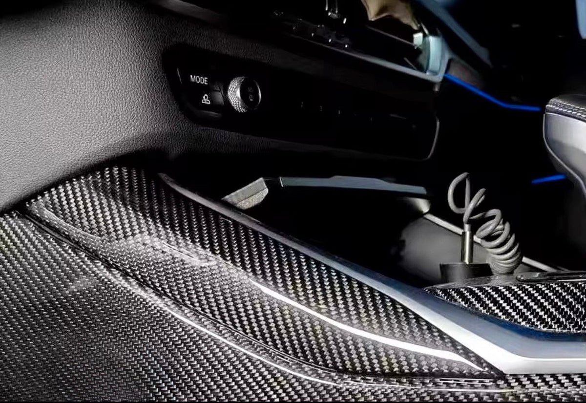 BMW M3 G80 und M4 G82 Mittelkonsole mit CPG+ V1 Dry-Carbon Seitenverkleidung im Innenraum
