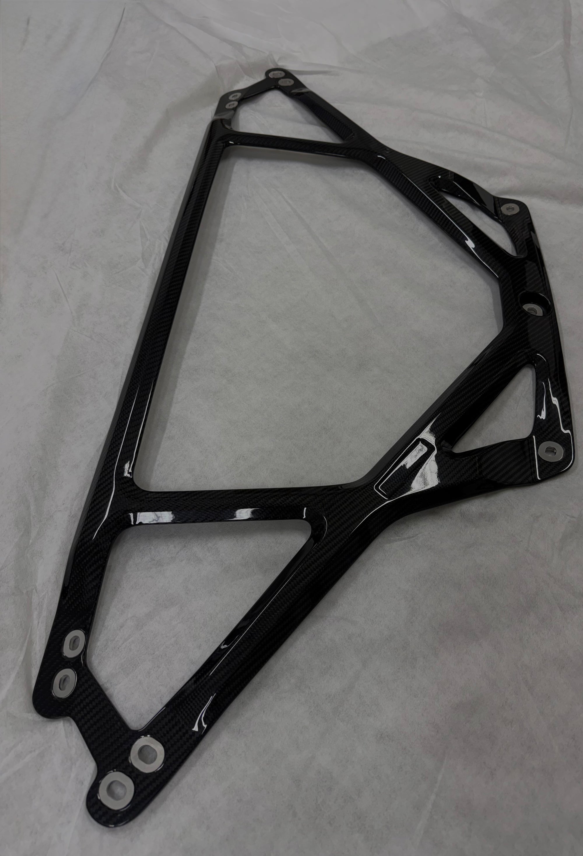 Detailaufnahme der CPG+ V1 Domstrebe mit sichtbarer Carbonstruktur für BMW M2 G87 und M3 M4