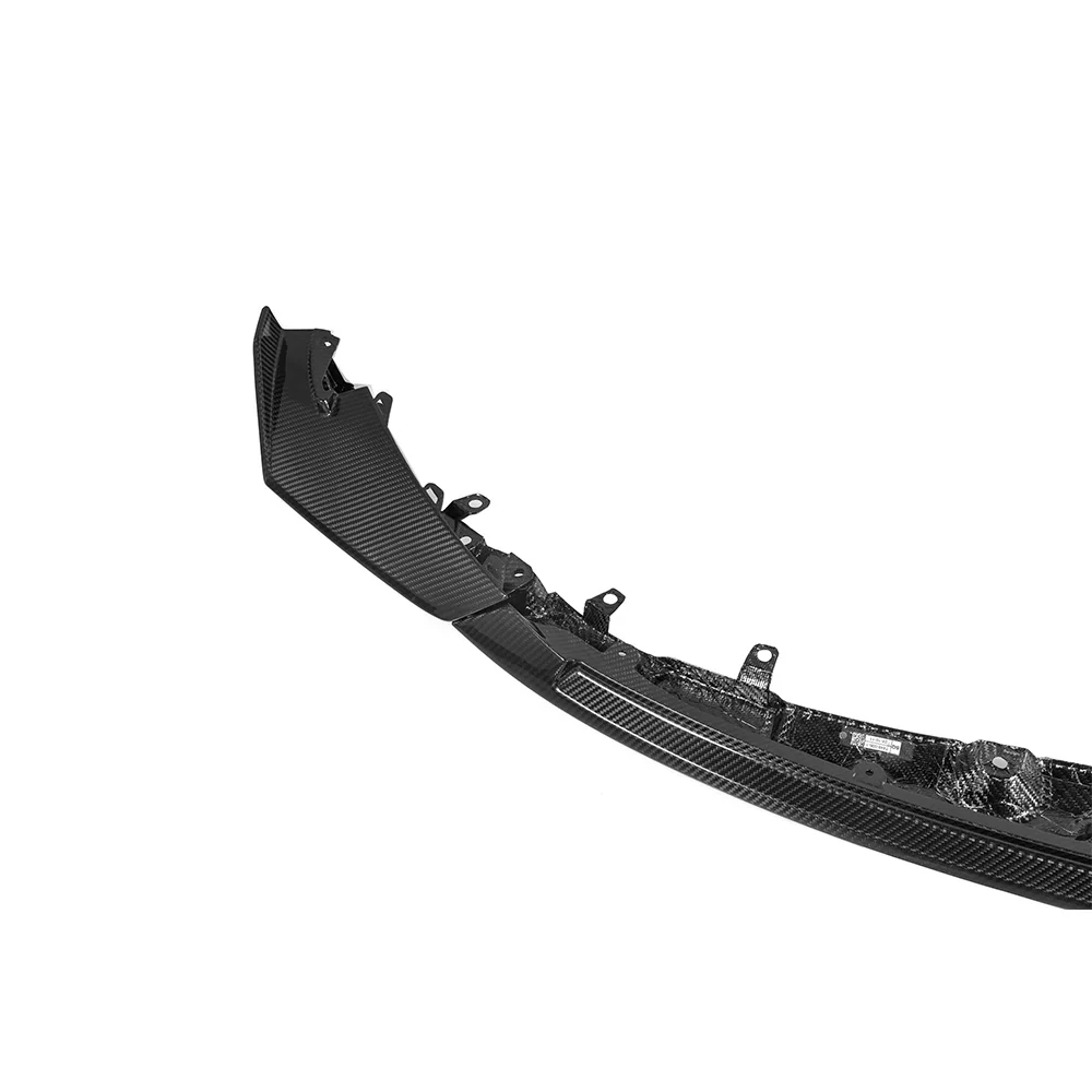 Detailansicht der CPG+ V2 CS Frontlippe aus Echtcarbon passend für BMW M3 G80 und BMW M4 G82