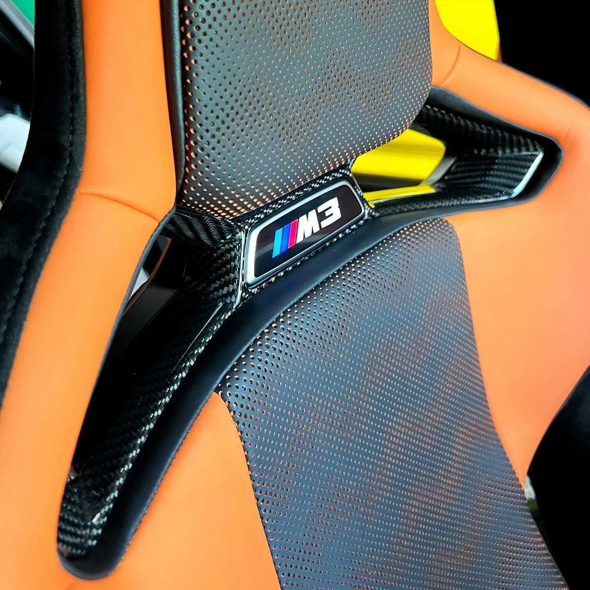 CPG+ V1 Carbon Mittelsitz-Cover an einem BMW M Sportsitz montiert – Detailansicht der Carbon-Abdeckung im Fahrzeuginnenraum