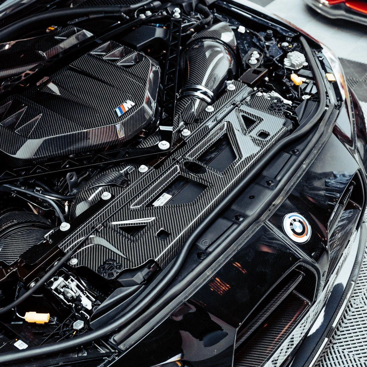 CPG+ V1 Carbon Slam-Panel im BMW M Motorraum – Einbauansicht der oberen Kühlerverkleidung