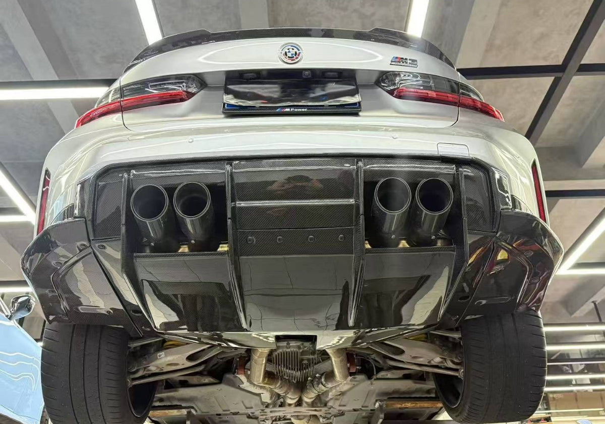 BMW M3 G80 Heckansicht während der Montage des CPG+ V5 Carbon Heckdiffusers mit ausgeprägten Diffusorfinnen
