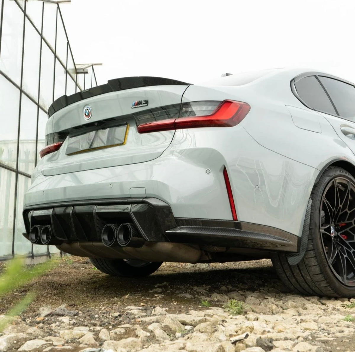 Weißer BMW M3 G80 mit MP V2 Heckdiffuser