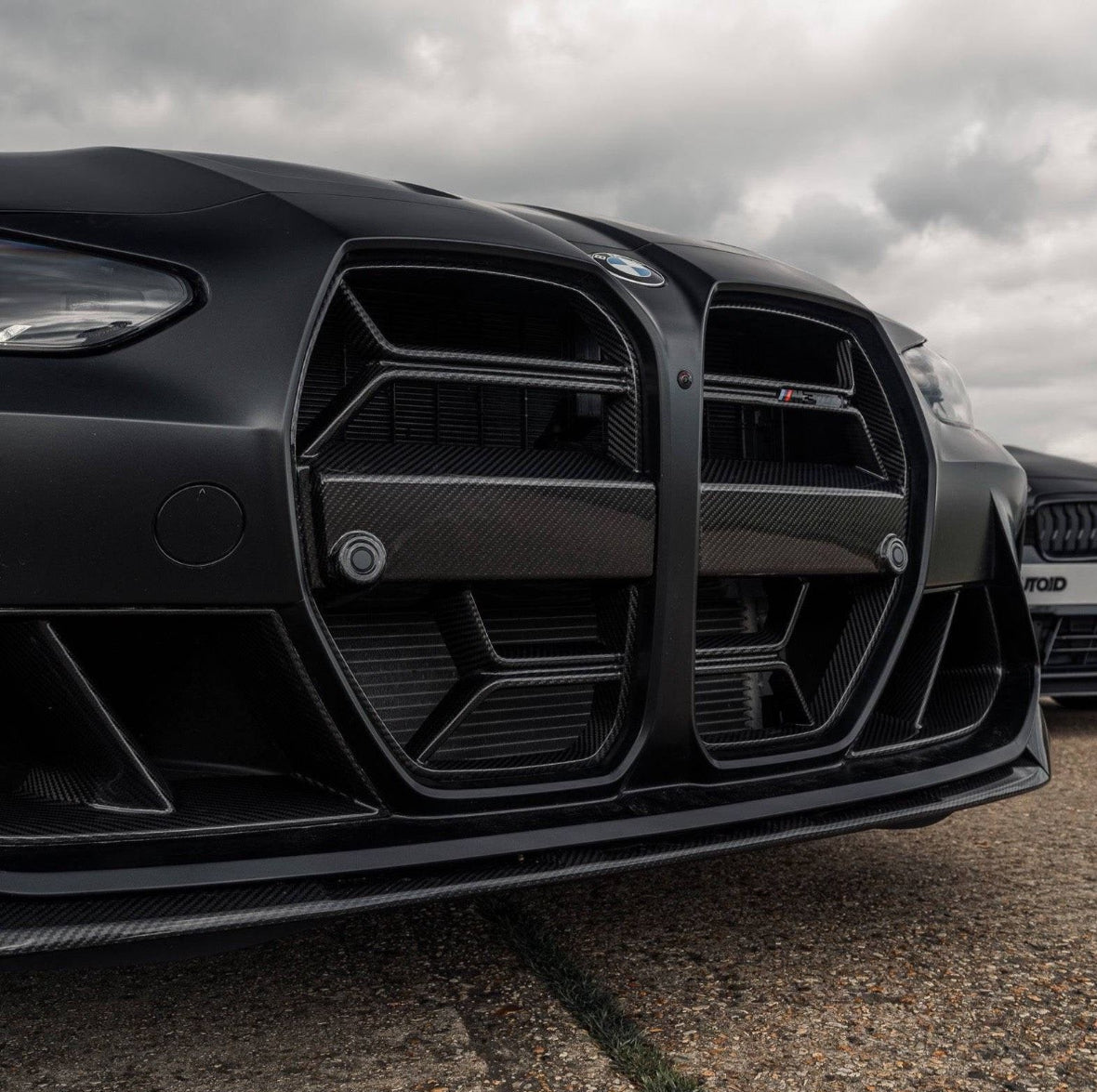 Detailaufnahme der CPG+ MP V4 Carbon Frontlippe an der BMW M3 G80 Frontstoßstange