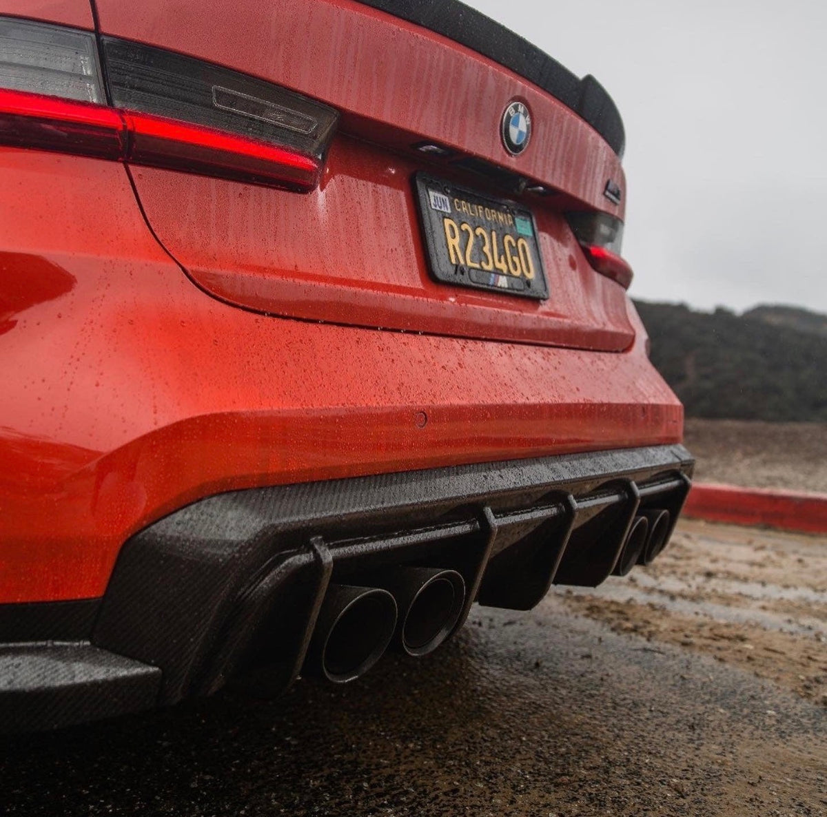 Detailaufnahme des CPG+ V3 Dry-Carbon Heckdiffusers mit Sideblades an einem roten BMW M3 G80