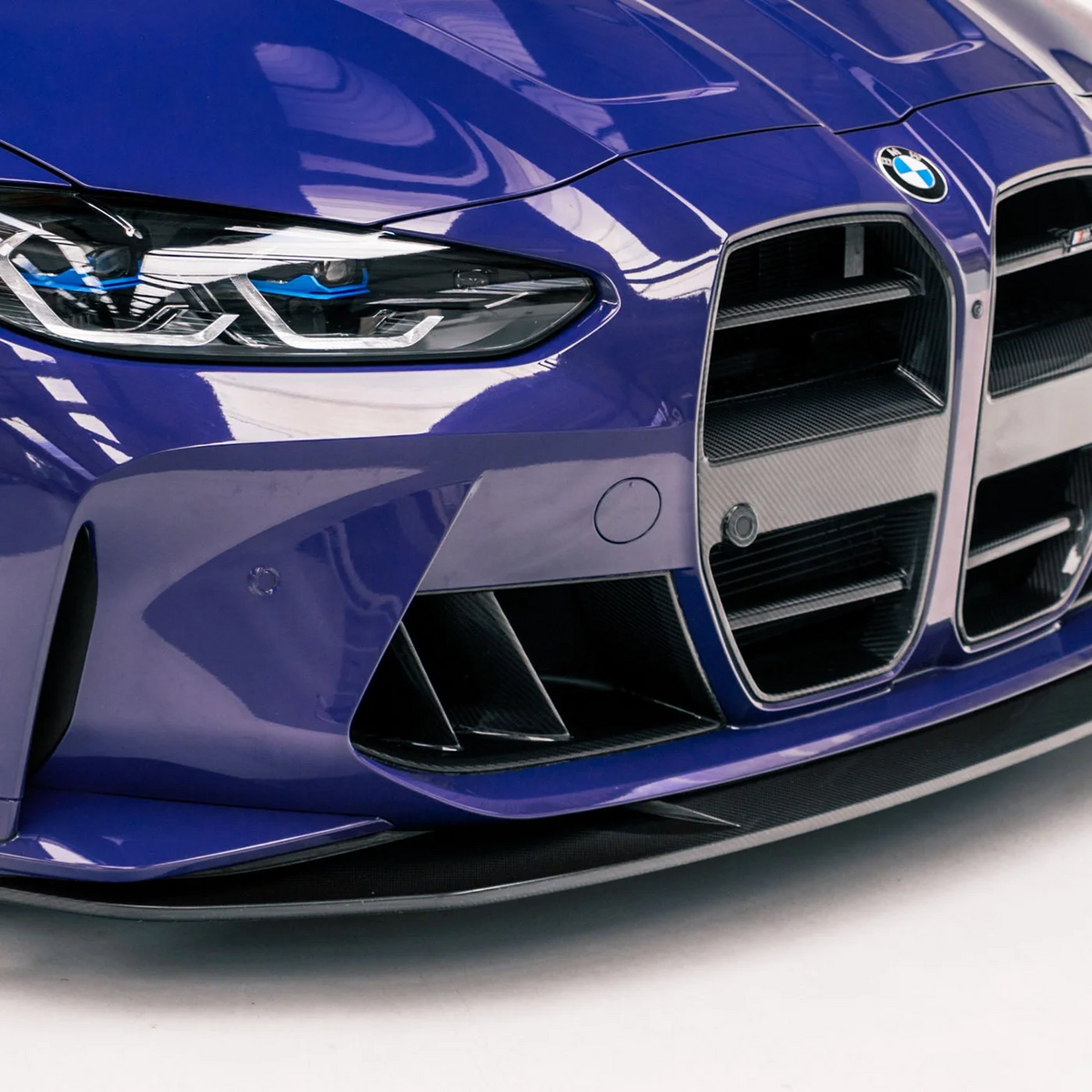 BMW M3 G80 mit CPG+ V3 Carbon Lufteinlässen – sportliche Frontansicht
