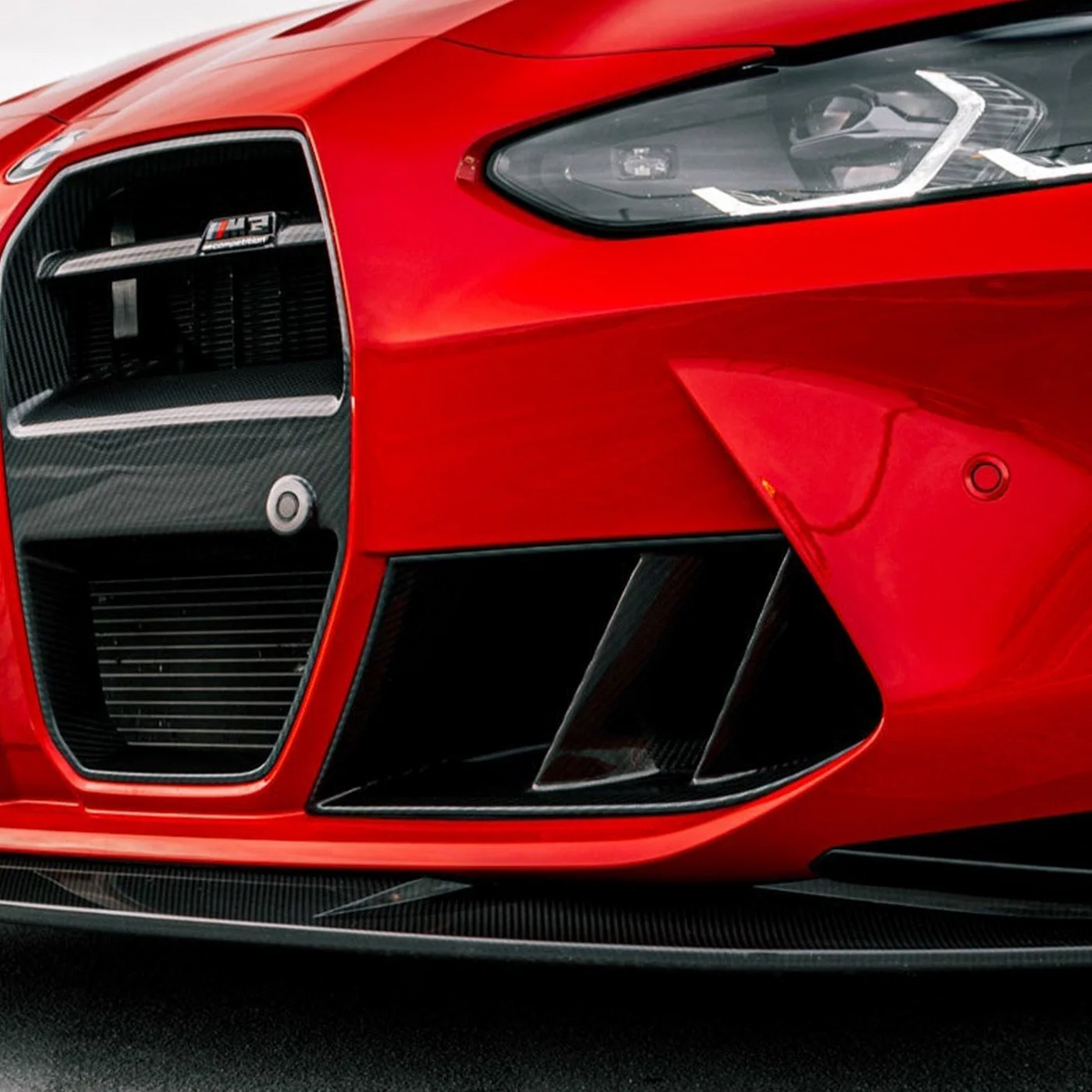 BMW M3 G80 mit V3 Carbon Lufteinlässen – sportliches Frontdesign in Rot