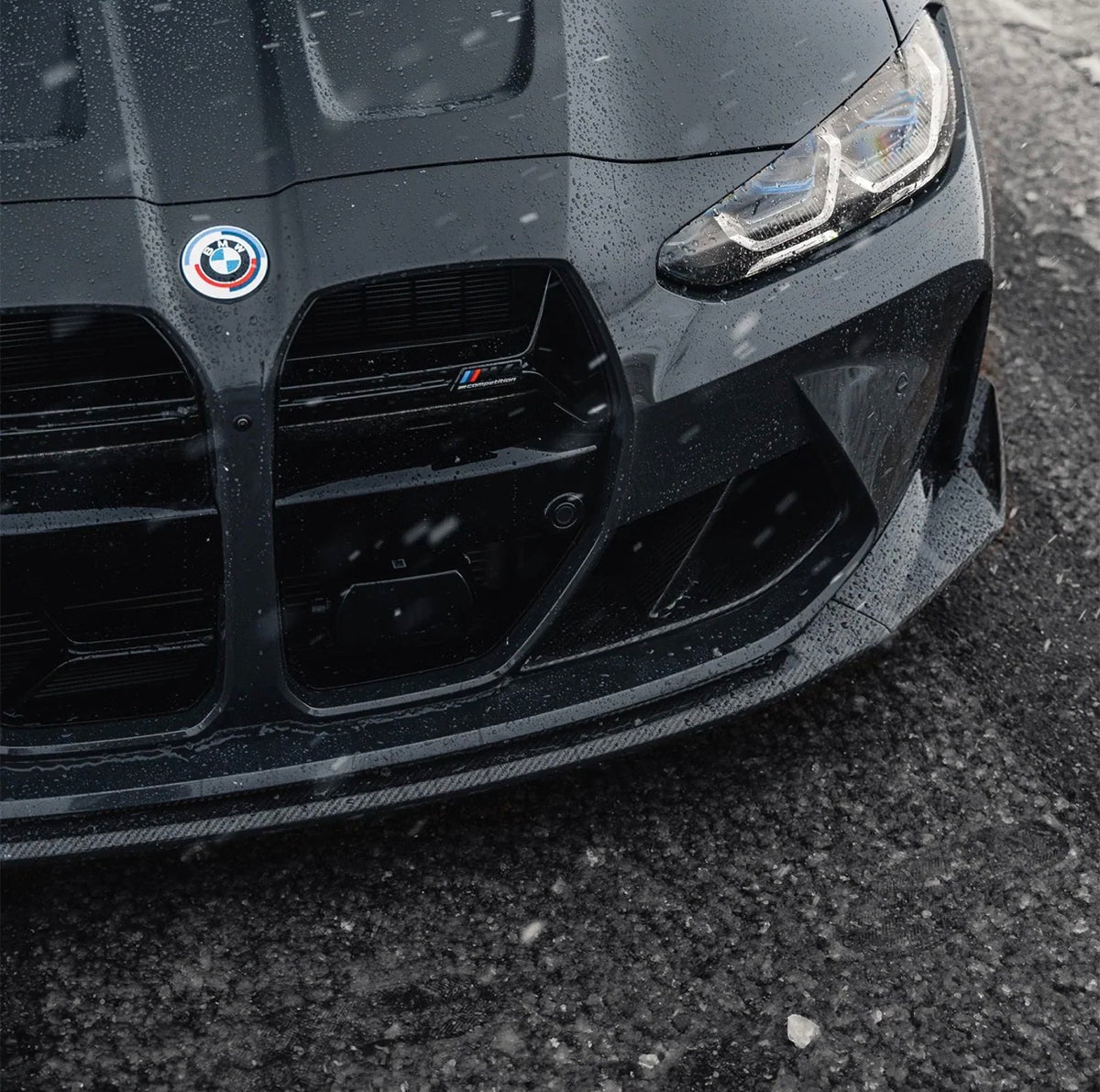 BMW M3 G80 mit montierter CPG+ V3 CS Carbon Frontlippe – Detailansicht der sportlichen Fahrzeugfront